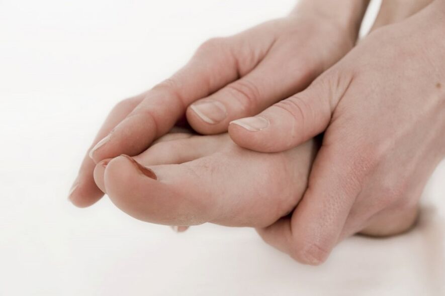 Unpleasant sensations in the joints after a long walk can be eliminated with massage