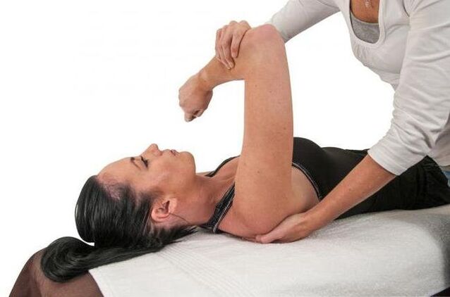 Treatment of arthrosis of the shoulder joint should begin without consulting a specialist. 